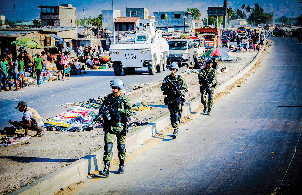 Integrantes do batalhão brasileiro realizam atividades de patrulhamento nas ruas de Porto Príncipe. (Foto: Sgt Mache, Exército Brasileiro, CCOMSEX)