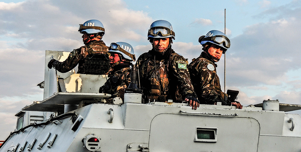 Patrulha brasileira em viatura blindada de transporte de pessoal EE-11 URUTU. (Foto: Sgt Mache, Exército Brasileiro, CCOMSEX)