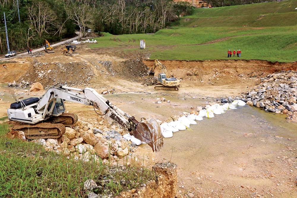 O Corpo de Engenheiros do Exército dos EUA reforça o vertedouro da represa Guajataca, construída há 89 anos, Isabela, Porto Rico, 09 Out 17. O Corpo de Engenheiros, a Guarda Nacional e contratados locais estabilizaram o vertedouro, a fim de garantir a segurança da população residente a jusante da barragem. (Cb Alleea Oliver, Exército dos EUA)