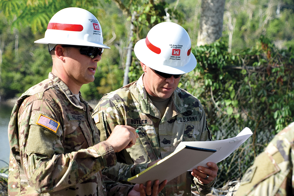 Dois militares do 249o Batalhão de Engenheiros examinam um mapa antes de conduzir uma avaliação da represa La Plata, Toa Alta, Porto Rico, 28 Ago 18. O Corpo de Engenheiros do Exército dos EUA continua a trabalhar como parte de um esforço unificado com agências federais, estaduais e locais, a fim de ajudar os cidadãos norte-americanos de Porto Rico a se recuperarem do furacão Maria. (Andrew Kornacki, USACE)