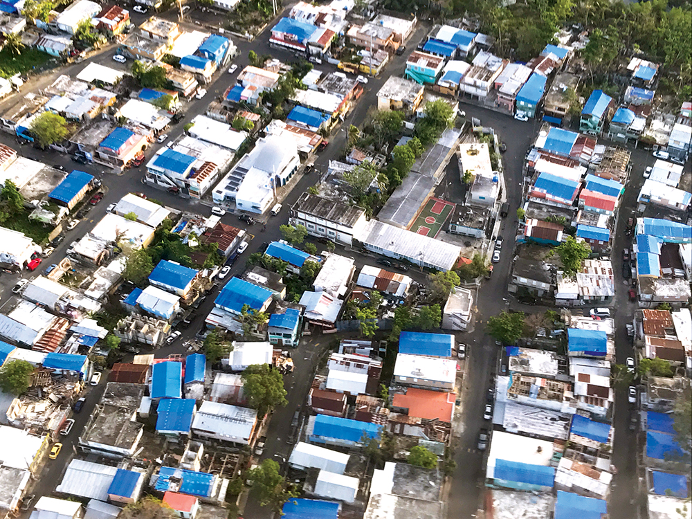 Quase 60 mil “tetos azuis” temporários foram instalados pelo Corpo de Engenheiros do Exército dos EUA em 2017 e 2018, após a passagem do furacão Maria. (Cortesia do autor)