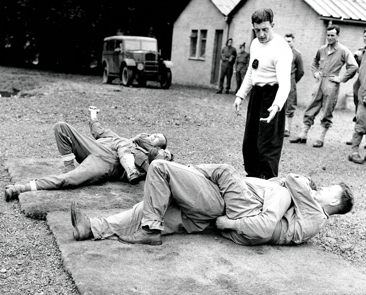Comandos (rangers) do Exército dos EUA praticam luta livre e combate desarmado em uma instalação dos comandos britânicos na Inglaterra, durante a Segunda Guerra Mundial, 20 Ago 1942. (Foto da Associated Press)