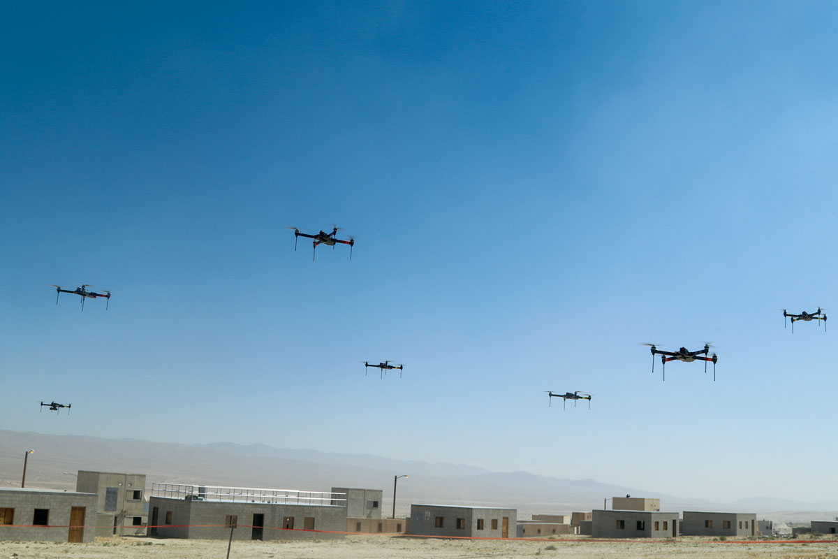 O 11o Regimento de Cavalaria Blindado e o Escritório de Gestão de Sistemas de Ameaças enviaram um enxame de 40 drones para a cidade durante a batalha de Razish, no Centro Nacional de Treinamento, Forte Irwin, Califórnia, 8 Mai 2019. O uso de VANT é apenas um exemplo das diversas ameaças tecnologicamente avançadas que as forças dos EUA poderão enfrentar no ambiente operacional moderno. (Foto do Sd James Newsome, Exército dos EUA)