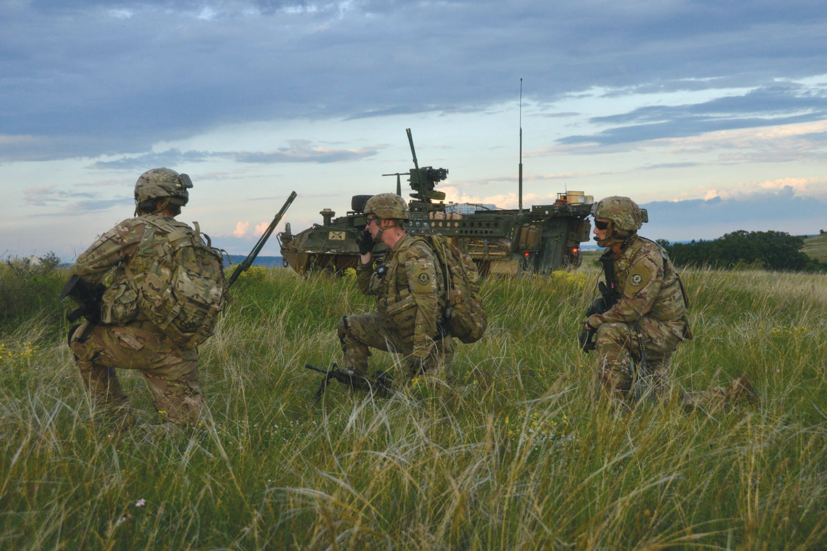 Integrantes do 2o RC solicitam fogos indiretos reais durante o Exercício Saber Guardian 2019, perto de Varpalota, na Hungria, 5 Jun 2019. (Foto da Sd Denice Lopez, Exército dos EUA)