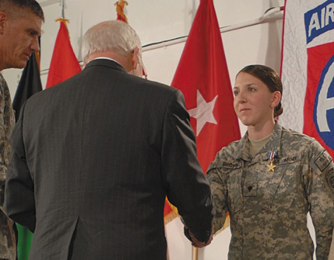 Rompendo Barreiras à Ascensão Profissional da Mulher Militar