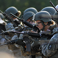 Militares recarregam seus fuzis M16 em exercício de tiro, durante o programa de Avaliação e Seleção de Apoio Cultural, realizado pelo John F. Kennedy Special Warfare Center and School, do Exército dos EUA, em Camp Mackall, Estado da Carolina do Naorte, 08 Jun 11. O programa prepara equipes exclusivamente femininas para apoiarem Forças de Operações Especiais em zonas de combate. (Exército dos EUA, Sgt Russell Klika)