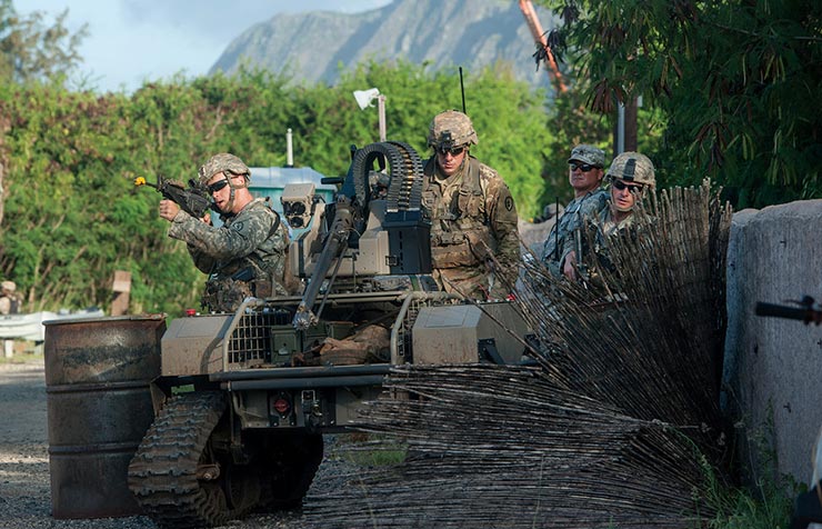 Militares da 25a Divisão de Infantaria avançam contra força