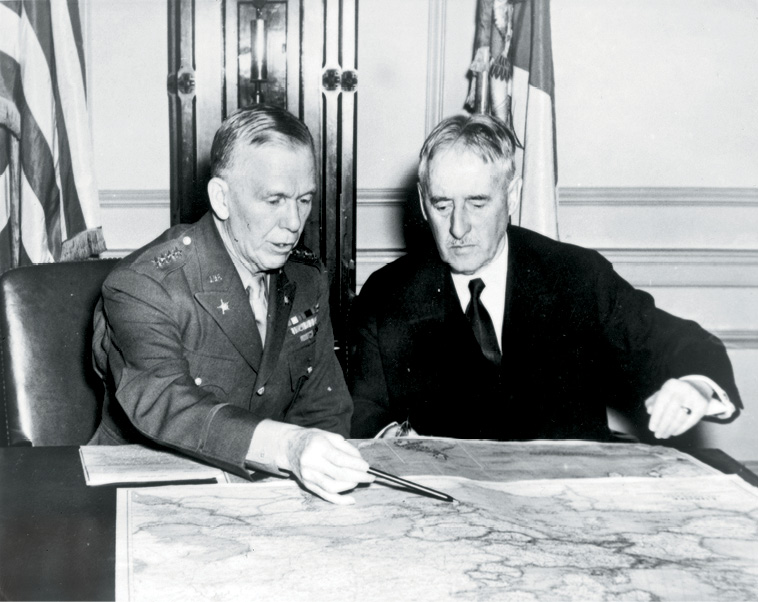 O Chefe do Estado-Maior do Exército dos EUA, Gen George C. Marshall (à esquerda), consulta o Secretário de Guerra Henry L. Stimson, 21 Dez 41, em Washington, D.C. (Foto cedida pelo Exército dos EUA)