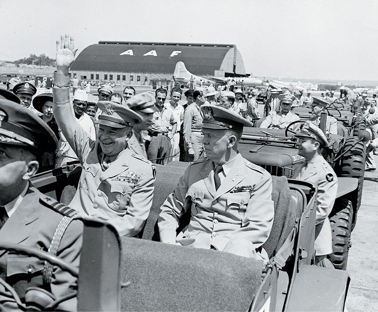O Gen Dwight D. Eisenhower, acompanhado do Gen George C. Marshall, acena ao público em 18 Jun 45 no aeroporto em Washington D.C. (Foto de Abbie Rowe, U.S. National Parks Service)
