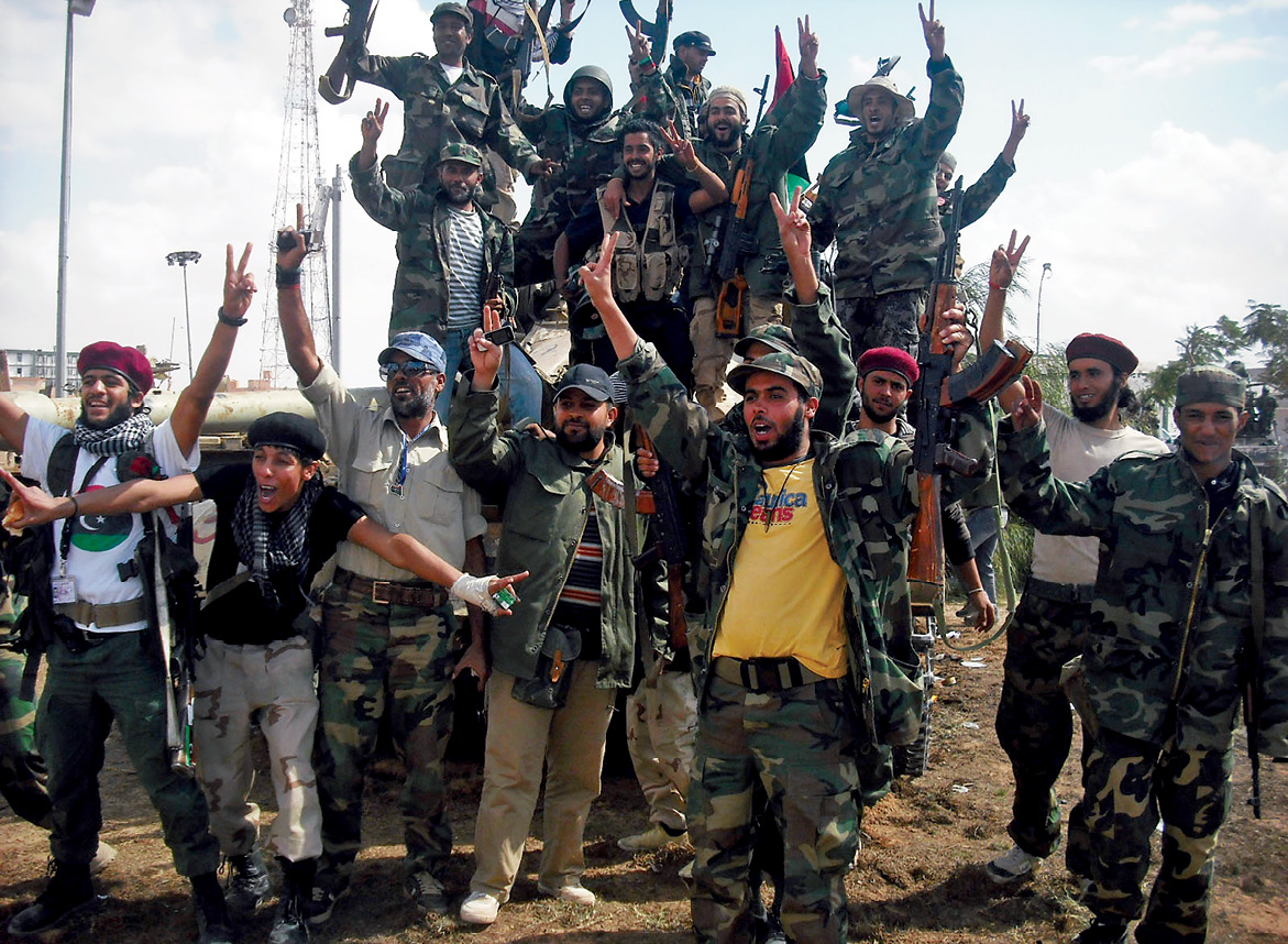 Combatientes del Gobierno interino de Libia celebran después de haber tomado control de la fortaleza Bani Walid de Gadafi en el norte de Libia, 17 de octubre de 2011. (Foto: Wikimedia Commons)