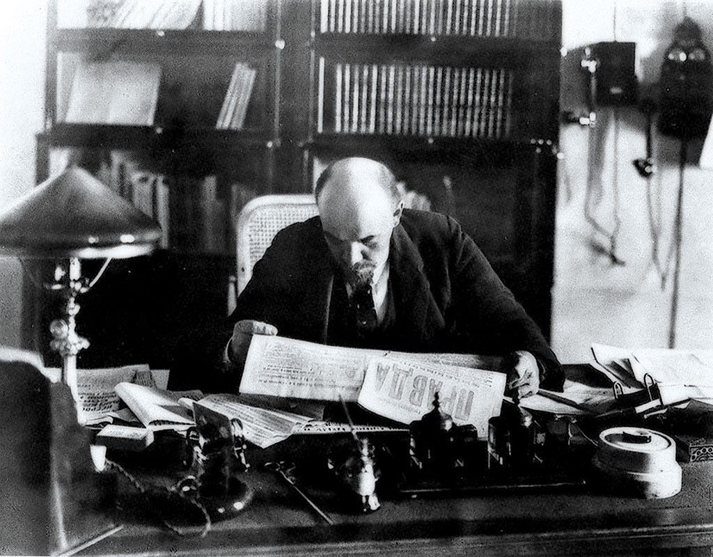 El líder de la Unión Soviética, Vladimir Lenin, en su oficina en el Kremlin, leyendo el periódico Pravda (La verdad), 16 de octubre de 1918, en Moscú, Rusia. (Foto cortesía de Wikimedia Commons)