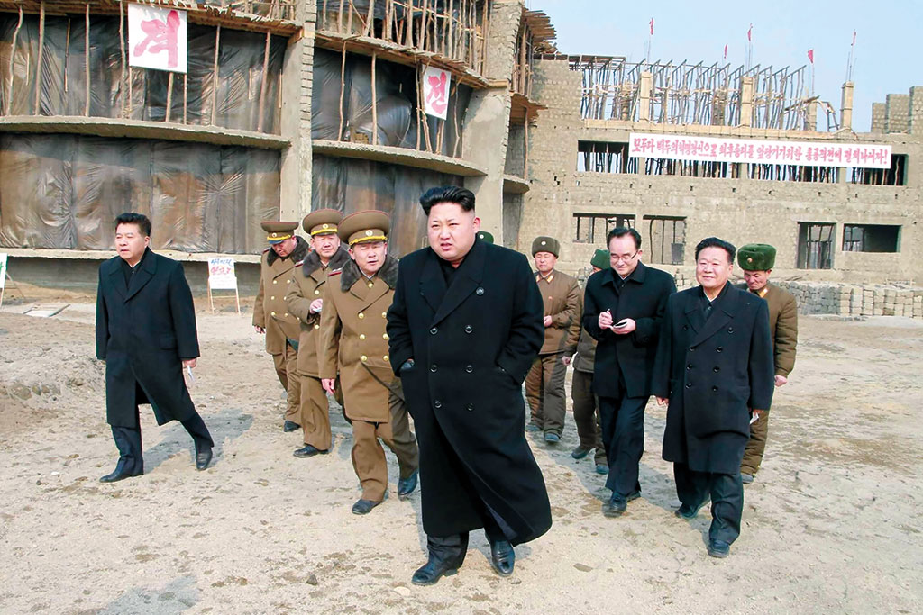 El líder norcoreano Kim Jong-un visita las obras llevadas a cabo en un orfanato, 11 de febrero de 2015, en Wonsan, provincia de Kangwon, Corea del Norte. La calidad de la obra que se muestra en la foto es indicativo de los problemas que enfrenta Corea del Norte. (Foto cortesía de Rodong Sinmun)