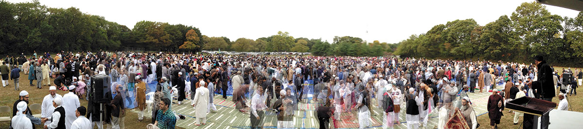 Musulmanes después de las oraciones Eid al-Adha en el Parque Valley Stream, Long Island, Nueva York, 21 de octubre de 2013. (Foto cortesía de Wikimedia Commons)