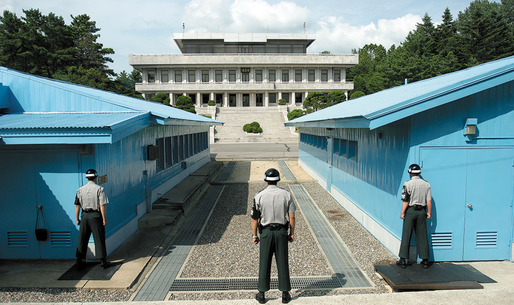 Soldados de la República de Corea en guardia, 24 de junio de 2008, en el Área de Seguridad Conjunta (JSA, por sus siglas en inglés) entre Corea del Norte y Corea del Sur. Ubicada en el pueblo ahora desolado de Panmunjom, provincia de Hwanghae del Norte, Corea del Norte, en la Zona Coreana Desmilitarizada (DMZ, por sus siglas en inglés), el JSA es usado por ambos países para los compromisos diplomáticos. El JSA es la única parte del DMZ donde las fuerzas norcoreanas y surcoreanas están cara a cara. (Foto cortesía de Wikimedia Commons)
