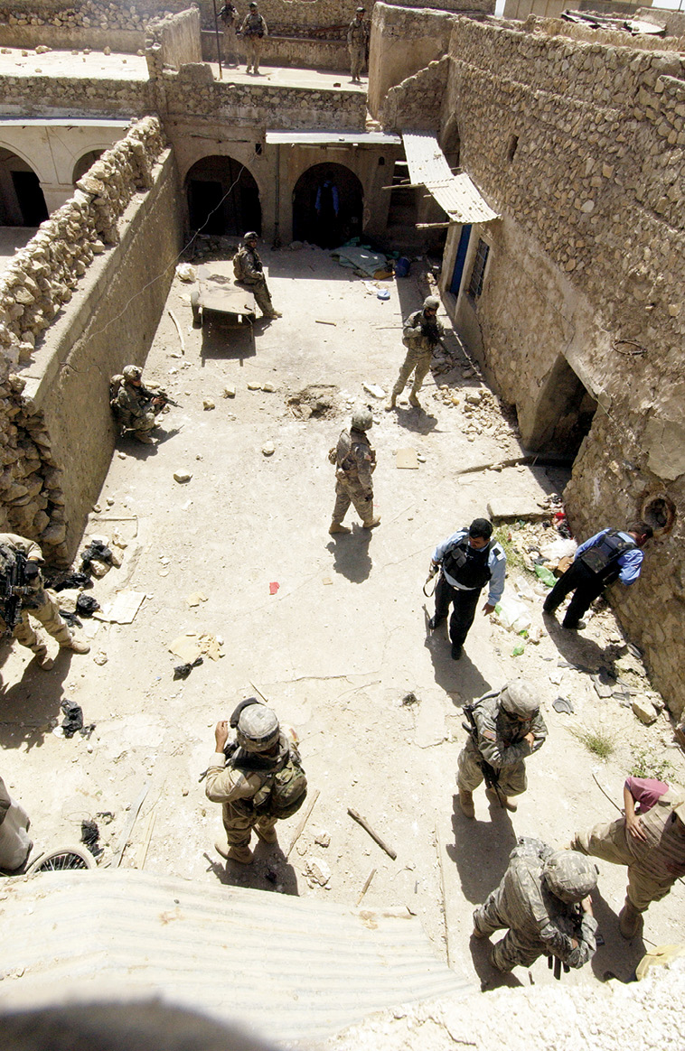 Soldados del 1er Batallón, 36º Regimiento de Infantería, 1ª Brigada, 1ª División Blindada del Ejército de EUA, llevan a cabo una patrulla de combate con policías iraquíes en la Operación Iraqi Freedom en Tal Afar, Irak, 29 de abril de 2006. (Foto: Fuerza Aérea de EUA, Sgto. 2º Aaron Allmon)