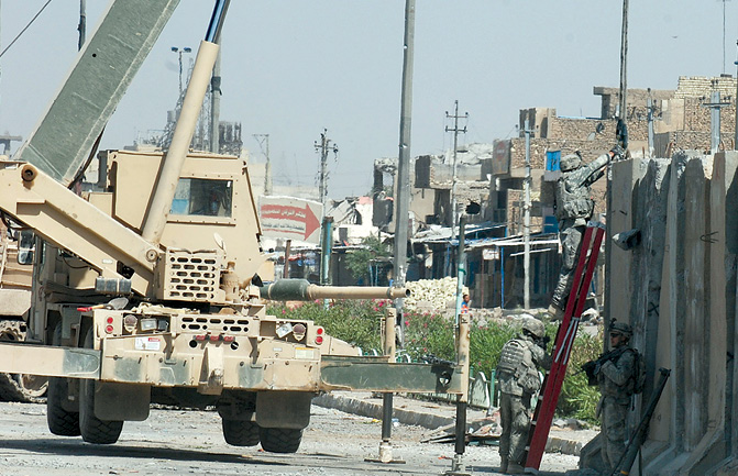 Soldados desmontan barreras de concreto, también conocidas como «Paredes T», de una grúa durante una iniciativa para mejorar la seguridad en la parte sur del distrito de Ciudad Sadr, Bagdad, 3 de mayo de 2008. (Foto: Ejército de EUA)
