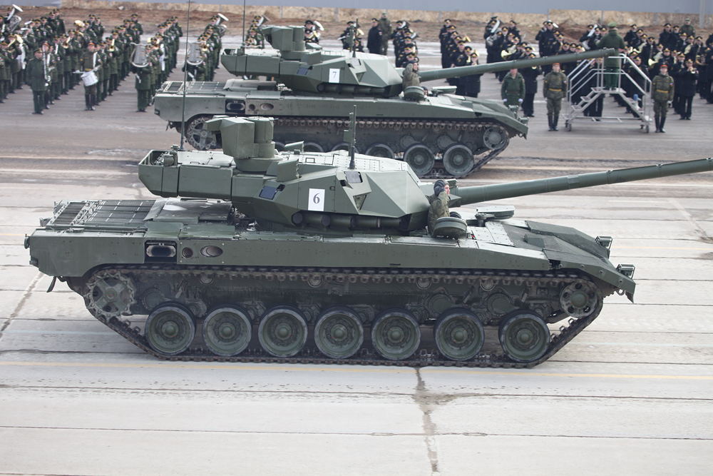 El tanque T-14 es un carro de combate ruso de última generación basado en la plataforma Armata. La dotación del T-14 incluye un cañón de ánima lisa de 125 mm 2A82 y hasta 40 municiones de uso variado, ametralladoras y miras panorámicas para disparar sobre la marcha