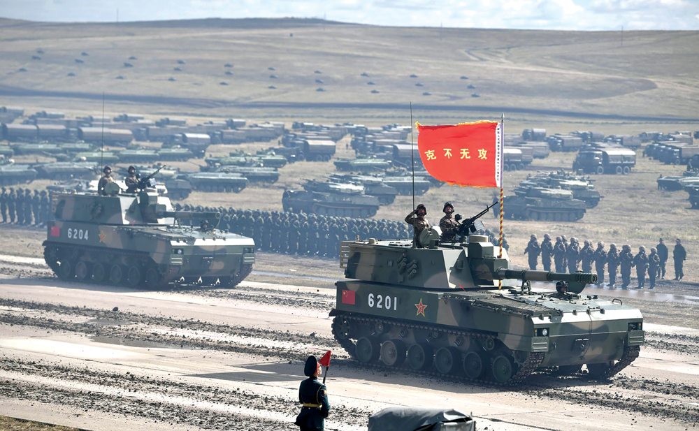 Vehículo blindados chinos desfilan en septiembre de 2018 al final del ejercicio militar Vostok 2018 en el centro de entrenamiento de Tsugol, en Siberia Oriental, Rusia. En el ejercicio participaron fuerzas rusas, chinas y mongolas. China aportó 3000 soldados, 900 tanques y vehículos militares y 30 aeronaves. (Foto: Oficina del Presidente de Rusia)