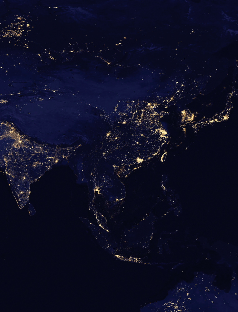 Esta imagen satelital de China y los estados limítrofes fue compilada con datos de un sensor a bordo del satélite de órbita polar de la Asociación Nacional Suomi NASA-NOAA, lanzado en 2011. Todas las áreas blancas son una fuente concentrada de luz que indican los extensos requerimientos para proporcionar electricidad a las ciudades. En un programa agresivo para incrementar su desarrollo económico, China se ha convertido en un gran consumidor de energía y el mayor importador mundial de petróleo. (Imagen cortesía de NASA)