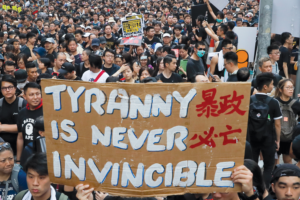 Decenas de miles manifestantes portando pancartas y banderas marchan en las calles de Hong Kong para protestar una ley de extradición, el 16 de junio de 2019, lo cual subraya la aprensión del territorio en cuanto a las relaciones con China continental. (Foto: Kin Cheung, Associated Press)
