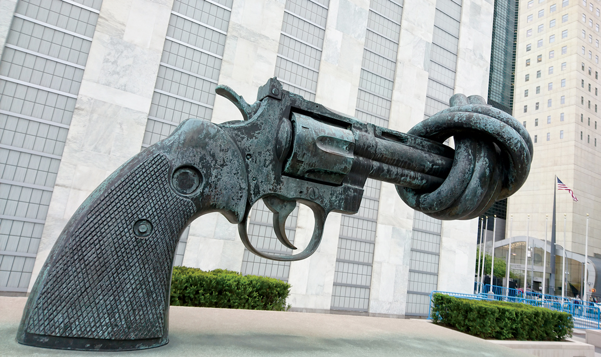 The Knotted Gun [La pistola anudada] (1985), mundialmente conocida como la «Escultura de No Violencia», es una escultura de bronce del artista sueco Fredrik Reuterswärd de un revólver tipo Colt Python de calibre .357 Magnum con boca anudada. Ubicada en la sede de las Naciones Unidas en Nueva York, esta es una de las 30 copias de la escultura en exposición en todo el mundo. (Foto: Neerav Bhatt a través de Flickr)