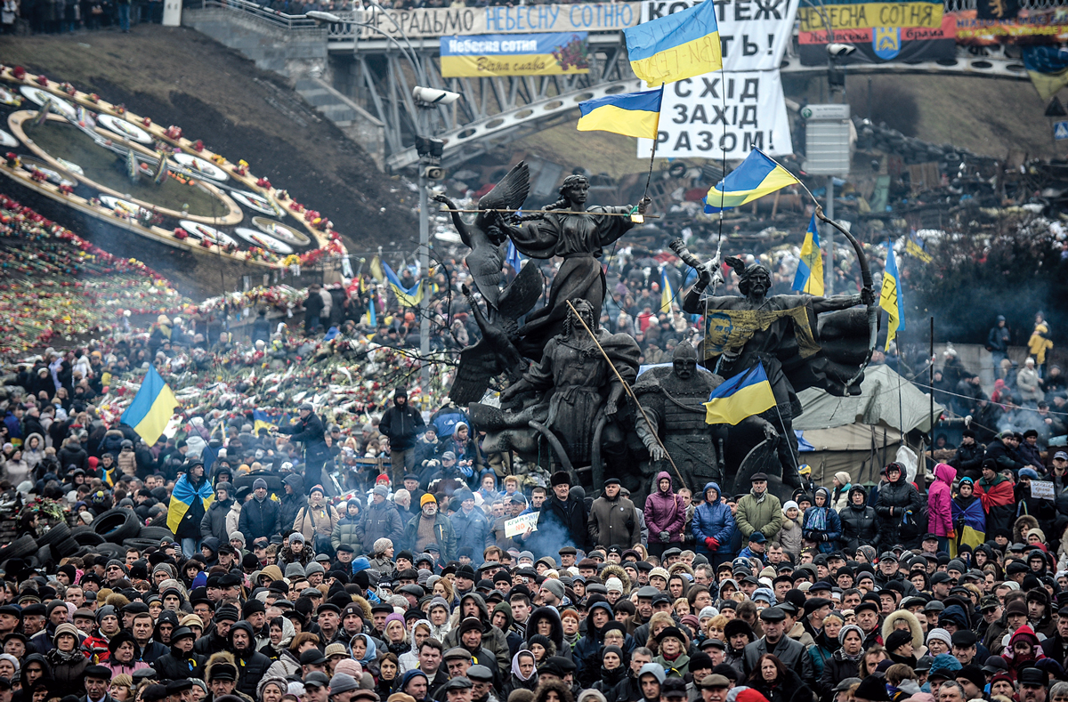 Una multitud de personas asisten a una manifestación contra Rusia, el 2 de marzo de 2014, en la Plaza de la Independencia en Kiev, Ucrania. Ucrania declaró que activará todos los reservistas militares después de que la amenaza del presidente ruso Vladimir Putin de invadir a su vecino provocara una respuesta contundente del entonces presidente de EUA Barack Obama. Las fuerzas prorrusas tomaron control de edificios clave del Gobierno ucraniano y aeropuertos en la Península de Crimea. (Foto: Bulent Kilic, Agence France-Presse)