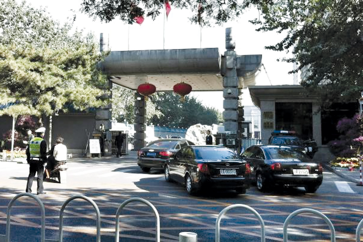 Los Audis negros, el vehículo preferido por los altos cargos del partido, se dirigen a la entrada del Hotel Jingxi en el oeste de Pekín. A los viajeros comunes nunca se les ha permitido pasar por el monótono exterior de estilo soviético de este hotel de 48 años. El hotel, fuertemente vigilado, es el lugar donde la élite del Partido Comunista de China se reúne para tomar decisiones de personal de alto nivel y trazar las políticas futuras. (Foto: South China Morning Post)