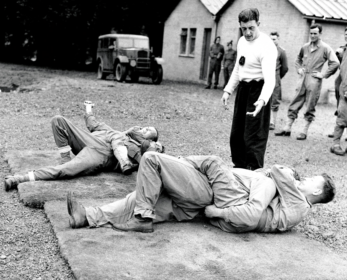 Los Rangers del Ejército de EUA se endurecen con un poco de lucha libre y combate sin armas el 20 de agosto de 1942 durante el entrenamiento en un campo de convalecientes británicos en Inglaterra. (Foto: Associated Press)