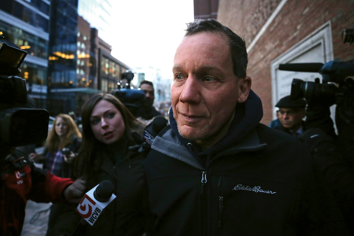 El profesor de la Universidad de Harvard Charles Lieber rodeado de reporteros el 30 de enero de 2020 cuando sale de la Corte Federal de Justicia de Estados Unidos John Joseph Moakley en Boston, Massachusetts. Lieber, presidente del Departamento de Química y Biología Química, fue acusado de mentir a los funcionarios acerca de su participación en un programa de reclutamiento dirigido por el Gobierno chino a través del cual recibió decenas de miles de dólares. (Foto: Charles Krupa, Associated Press)