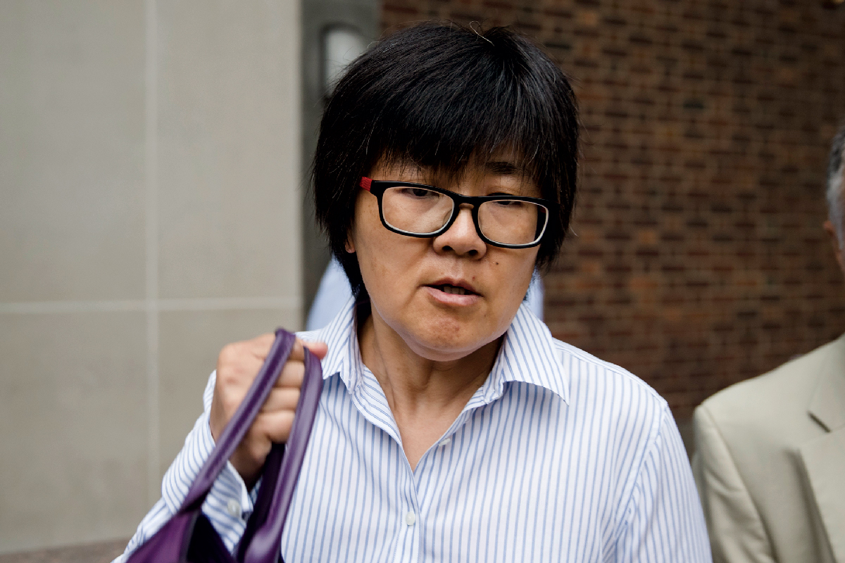 Yu Xue sale de la corte federal el 31 de agosto de 2018 en Filadelfia. Xue, una investigadora del cáncer, se declaró culpable de conspirar para robar secretos comerciales biofarmacéuticos de GlaxoSmithKline en lo que los fiscales dijeron que era un plan para establecer empresas en China para comercializarlos. (Foto: Matt Rourke, Associated Press)