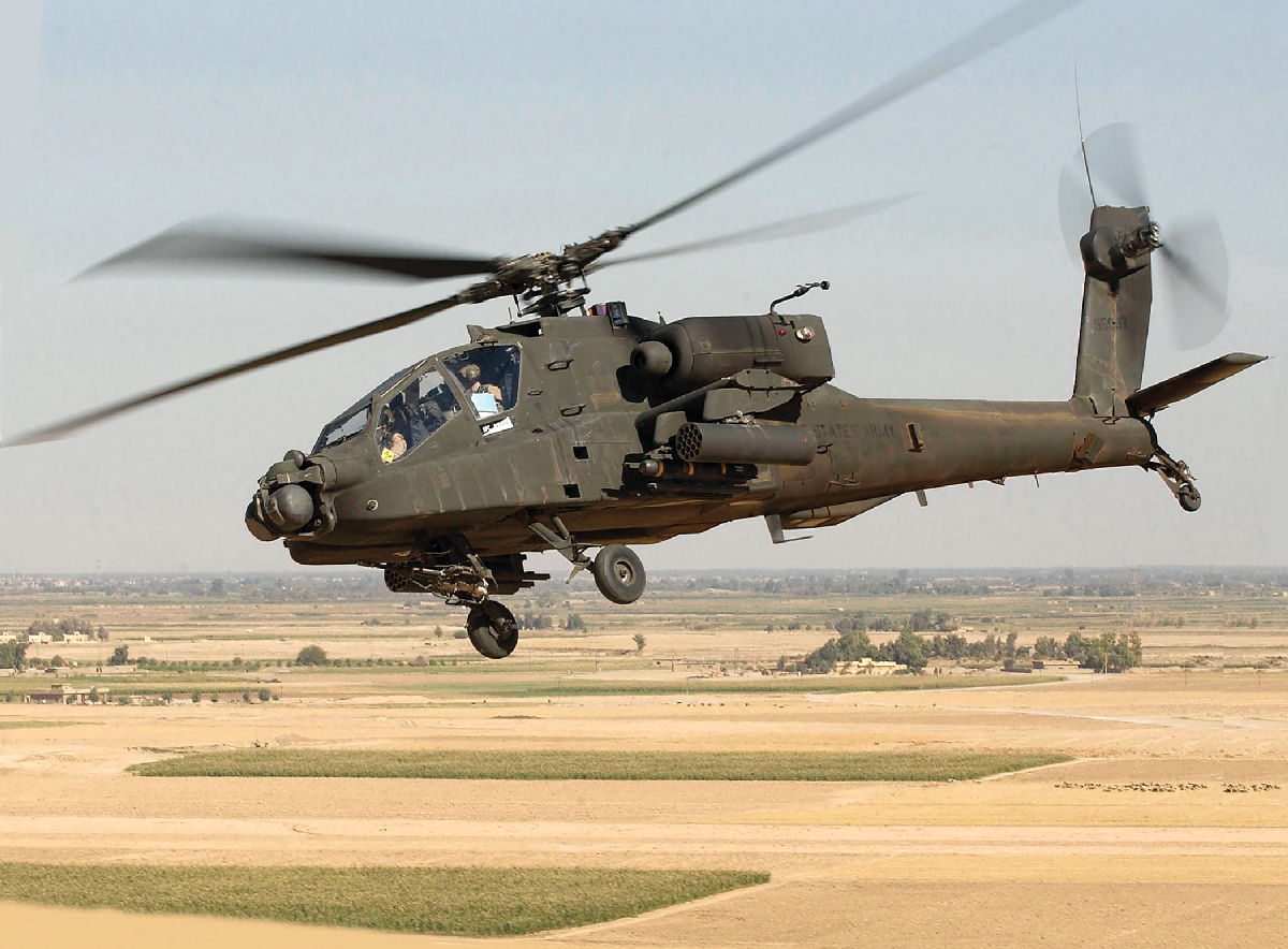el helicóptero Apache AH-64 de Estados Unidos. (Abajo: Ejército de EUA, Sargento Técnico Andy Dunaway)