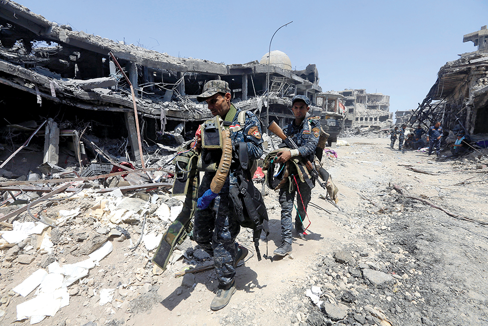 Miembros de la Policía Federal iraquí llevan cintos suicidas que fueron usados por militantes del Estado Islámico el 9 de julio de 2017 en la Ciudad Vieja de Mosul, Iraq. (Foto: Alaa Al-Marjani, Reuters)