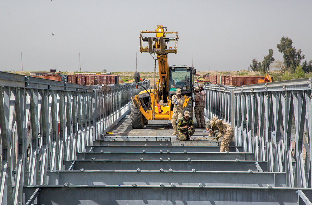 El equipo de entrenamiento de puentes del Reino Unido asesora y asiste a las fuerzas de seguridad iraquíes el 20 de marzo de 2018 en la construcción de un puente Acrow Poseidon sobre el río Tigris en Mosul, Iraq. Este esfuerzo es parte de la Fuerza de Tarea Conjunta Combinada—Operación Inherent Resolve, la coalición global encargada de derrotar al Estado Islámico en Iraq y Siria. (Foto: Soldado de primera clase Anthony Zendejas IV, Ejército de Estados Unidos)