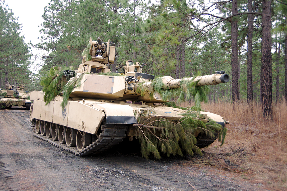 Tanques M1A2 Abrams patrullan el terreno durante maniobras en el Centro de Entrenamiento de Alistamiento Conjunto en Fort Polk, Luisiana. (Foto: JRTC, Ejército de Estados Unidos)