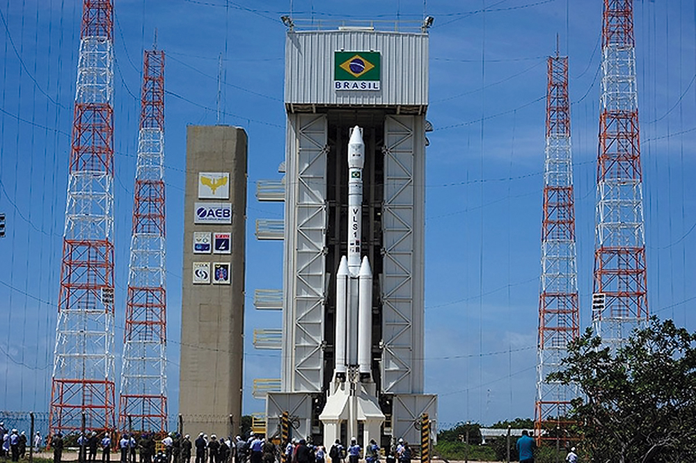 Una maqueta de un cohete tipo VLS-1 de fabricación rusa posicionada en la torre de integración móvil en el Centro de Lanzamiento Alcântara, Estado de Maranhão, Brasil, en preparación para el montaje de un cohete real, 13 de julio de 2012. En 2005, el gobierno brasileño anunció su intención de desarrollar, junto con Rusia, cinco sistemas de lanzamiento distintos pero estrechamente relacionados (incluyendo el VLS-1), basados en diseños rusos del programa Cruz del Sur. (Foto: Fuerza Aérea Brasileña)