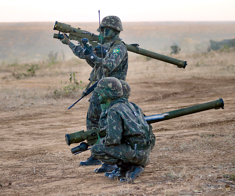 Soldados brasileños armados con el sistema antiaéreo portátil ruso tipo SA-18/24 Igla durante un ensayo antiaéreo, 5 de agosto de 2015. Se usa ampliamente el sistema Igla en las Fuerzas Armadas de Brasil. (Foto: Ministerio de Defensa de Brasil a través de Wikimedia Commons, Gilberto Alves)