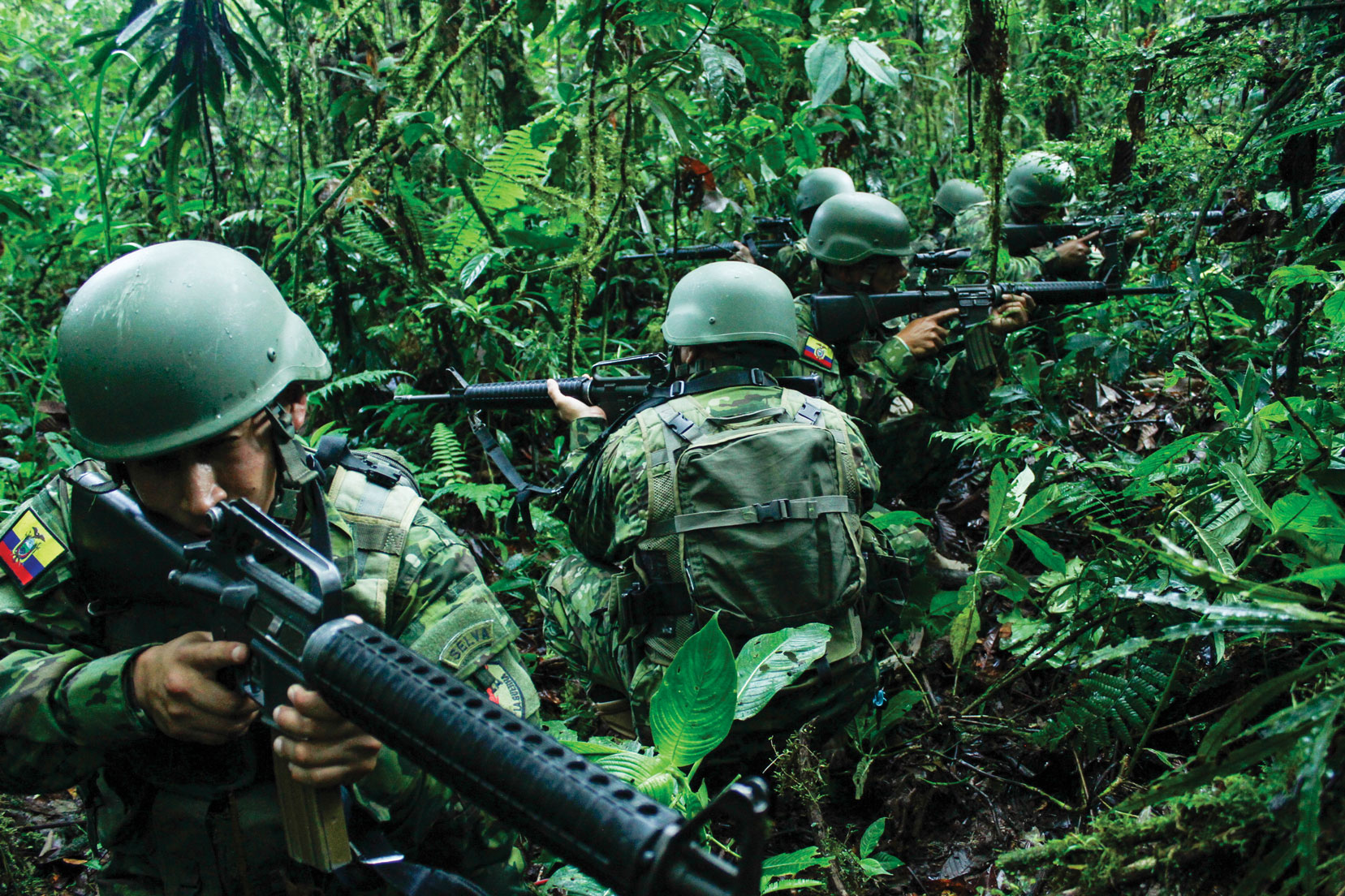 Un equipo de combate de soldados ecuatorianos realiza patrullajes de seguridad y control en el sector de la provincia de Sucumbios, fronteriza con el departamento de Putumayo de Colombia. (Foto: Comunicación Social del Ejército Ecuatoriano)