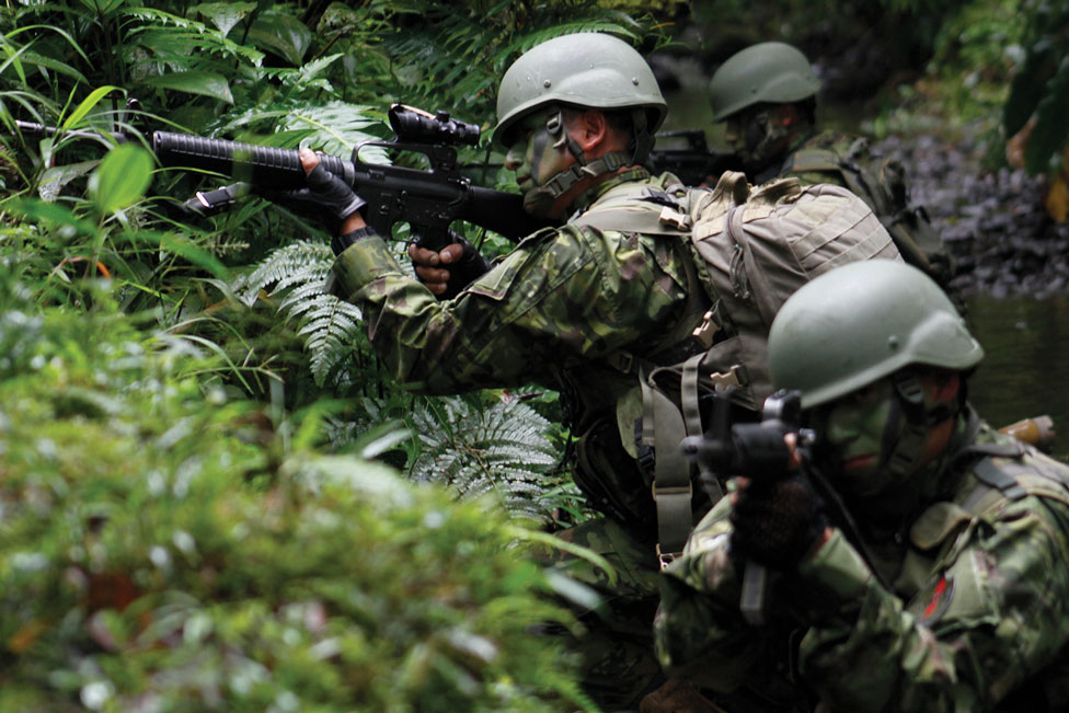 Un equipo de soldados ecuatorianos que realiza patrullajes de seguridad y control en la provincia de Esmeraldas, fronteriza con el departamento de Nariño de Colombia. (Foto: Comunicación Social del Ejército Ecuatoriano)