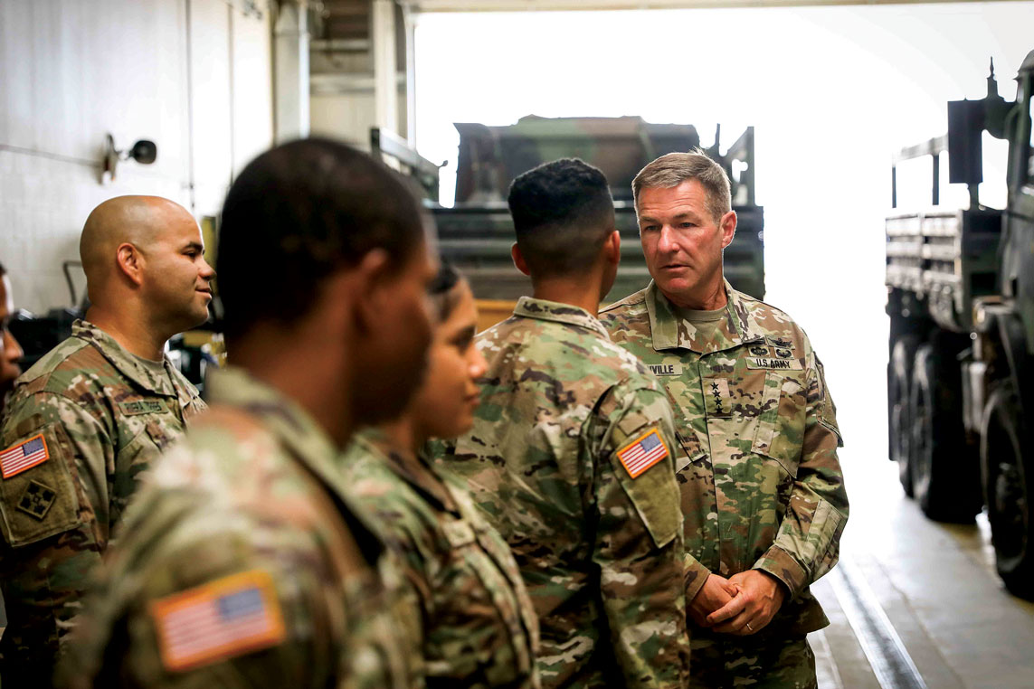 El general James C. McConville, el entonces vicejefe de estado mayor del Ejército, escucha los puntos de vistas de los soldados asignados al 6o Escuadrón, 1er Regimiento de Caballería, 1er Equipo de Combate de Brigada Blindado, 1a División Blindada, 22 de julio de 2019, durante una visita al Fuerte Bliss, Texas. (Foto: Especialista Matthew J. Marcellus, Ejército de EUA)