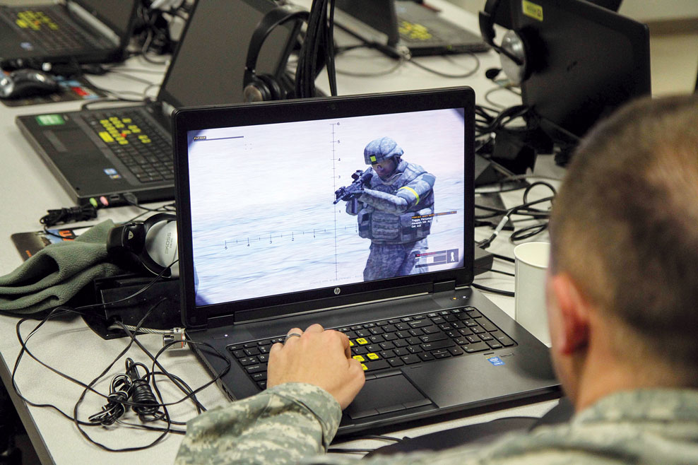 Un soldado con el 1er Escuadrón, 32o Regimiento de Caballería, 1a Brigada de Combate, 101a División Aerotransportada (asalto aéreo), entrena en el Virtual Battlespace System el 12 de febrero de 2015 en Fort Campbell, Kentucky. Este tipo de entrenamiento permite que los soldados mejoren sus destrezas de recolección y retroalimentación de inteligencia durante las patrullas. (Foto: Sargento Samantha Parks, Ejército de EUA)