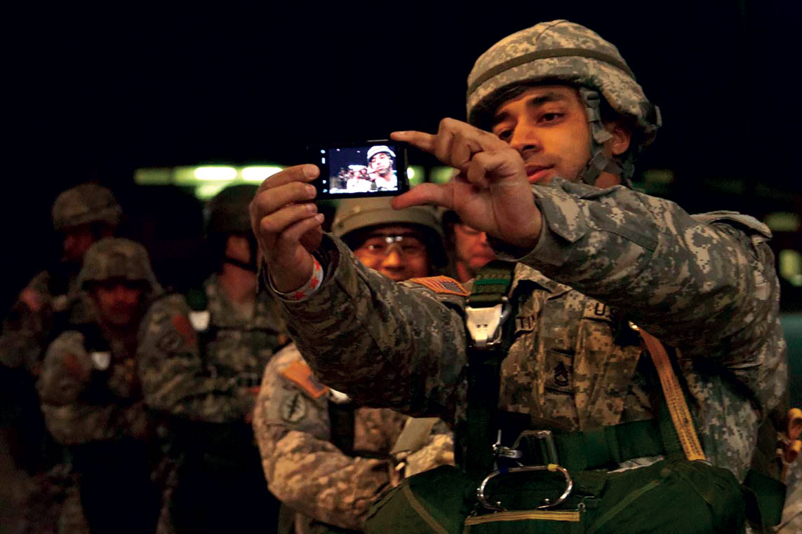 Un soldado se hace un selfi el 11 de diciembre de 2010 antes de abordar un avión C-17 en Fort Bragg, Carolina del Norte. Los selfis son muy comunes entre los mileniales y las generaciones más nuevas. (Foto: Sargento segundo Sharilyn Wells, Ejército de EUA)