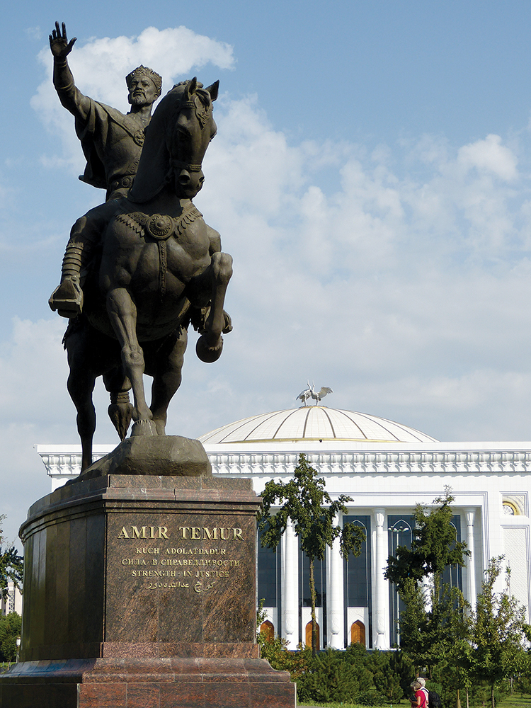 Una estatua de Amir Temur, Tamerlán el Grande, ocupa una plaza una vez adornada con una estatua de Karl Marx en Taskent, Uzbekistán, 24 de octubre de 2013. Uzbekistán relaciona su historia con el imperio de Tamerlán el Grande, quien gobernó de Samarcanda en el siglo XIV. (Foto: LoggaWiggler, Pixabay)