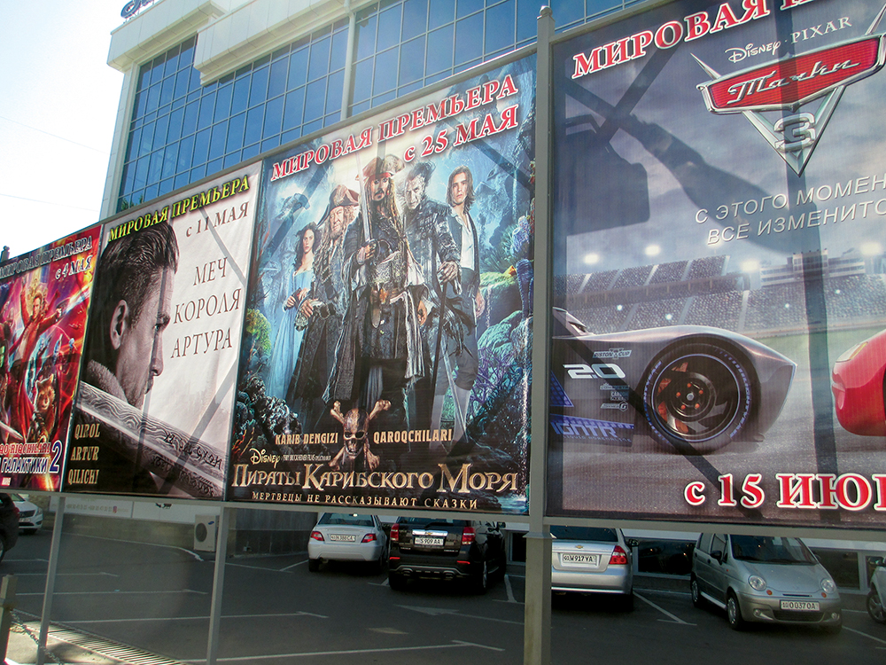 La publicidad de películas hechas en EUA en 2017 en Taskent, Uzbekistán. Algunos observadores alegan que el dominio mundial actual de la industria de entretenimiento de EUA proporciona a Estados Unidos un tipo de poder blando que se usa para moldear la cultura popular de otros países tal como Uzbekistán a su favor económico. (Foto: autor)
