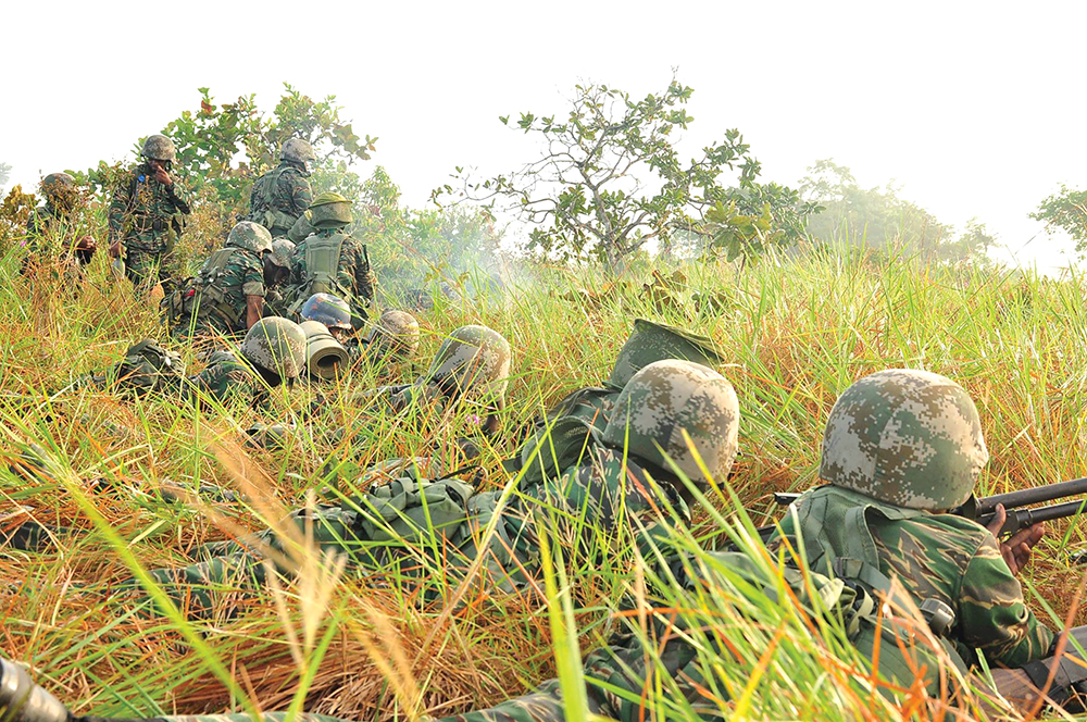 Soldados de la Fuerza de Defensa de Guyana (GDF) durante el ejercicio Ironweed en agosto de 2017 en la Escuela Militar Coronel John Clarke (CJCMS) en Tacama, Guyana. El objetivo del ejercicio es evaluar las unidades de la GDF durante operaciones de combate simuladas en varios ambientes. (Foto: Fuerza de Defensa de Guyana)