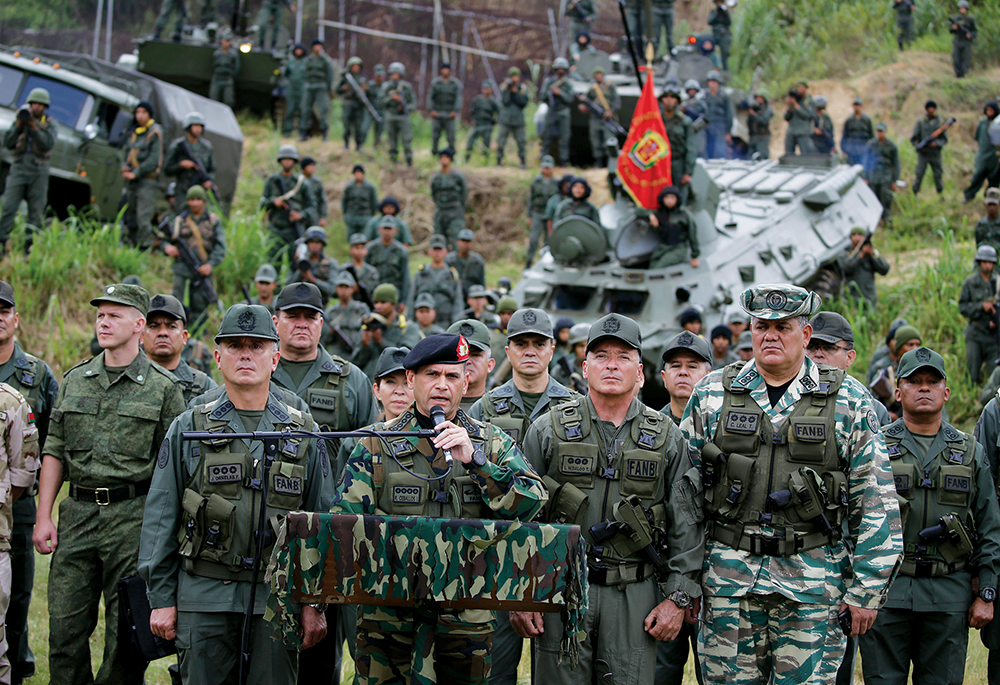 El almirante Remigio Ceballos, jefe de estado mayor del Comando Estratégico Operacional de la Fuerza Armada Nacional Bolivariana, habla durante una conferencia de prensa el 25 de agosto de 2017 en Fuerte Tiuna, Caracas. Ceballos habló de los ejercicios militares que se estaban preparando en respuesta a la advertencia del presidente Donald Trump sobre una posible acción militar después de que el Gobierno estadounidense anunciara que impondría nuevas sanciones económicas contra Venezuela. (Foto: Ricardo Mazalan, Associated Press)