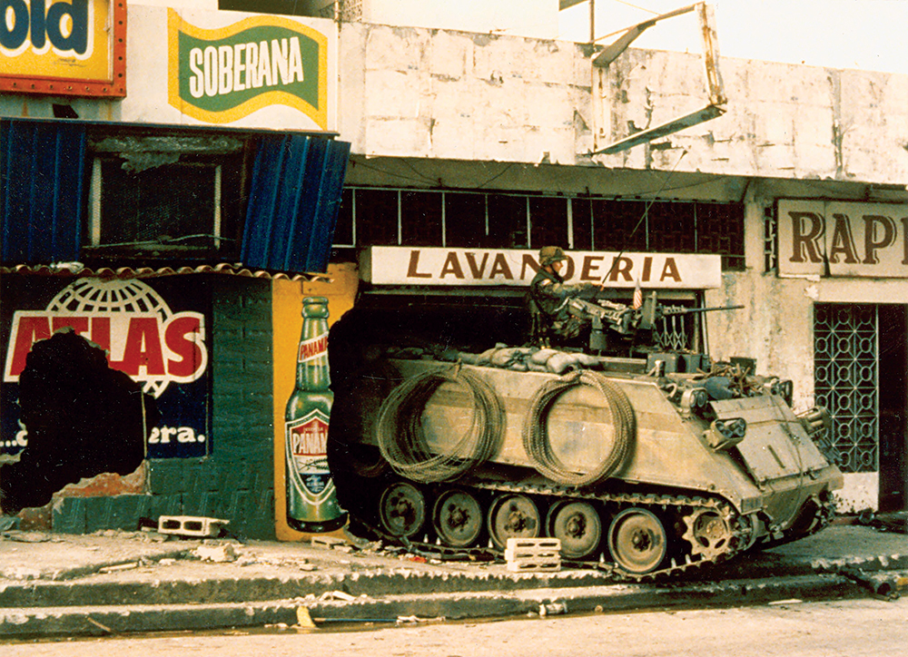 Un transporte blindado de personal M-113 estadounidense en diciembre de 1989 durante la operación Just Cause en Ciudad de Panamá. Fuerzas (blindadas) pesadas proporcionaron potencia de fuego, protección y movilidad durante el combate y fueron esenciales para el éxito de la operación en el terreno urbano. (Foto: Colección fotográfica de Maxwell Thurman, Centro de Historia Militar del Ejército de Estados Unidos)