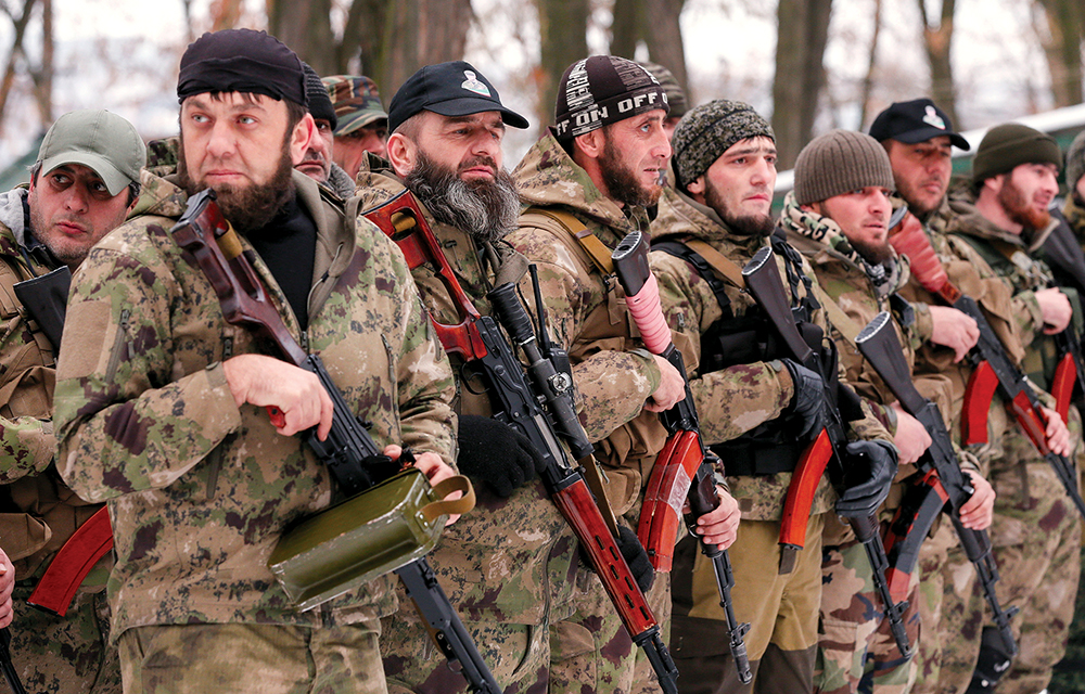 Separatistas prorrusos del batallón «Muerte» checheno esperan en una fila durante un ejercicio de entrenamiento en el territorio controlado por la autoproclamada República Popular de Donetsk, en el este de Ucrania, 8 de diciembre de 2014. Dijeron que su unidad «Muerte» que luchó contra las fuerzas ucranias contó con 300 combatientes, en su mayor parte extropas de seguridad del Estado, en una región principalmente musulmana donde Moscú libró dos guerras contra insurgentes islámicos que hoy en día es dominada por un hombre fuerte respaldado por el Kremlin. (Foto: Maxim Shemetov, Reuters)