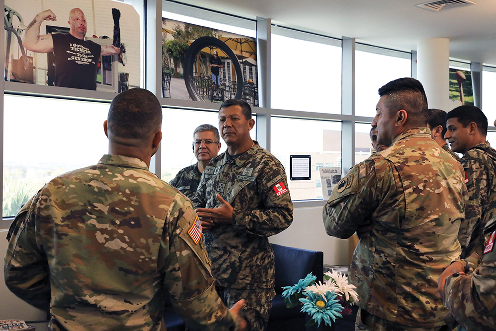 El comandante general del Ejército del Perú, general Jorge Céliz Kuong, habla con miembros de las Fuerzas Armadas estadounidenses sobre la importancia de la interoperabilidad entre países socios y la transformación institucional por la que pasa su Ejército durante una visita a la base conjunta de San Antonio-Fort Sam Houston del 26 al 27 de marzo. (Foto: Sargento Ashley Dotson, Ejército de Estados Unidos)