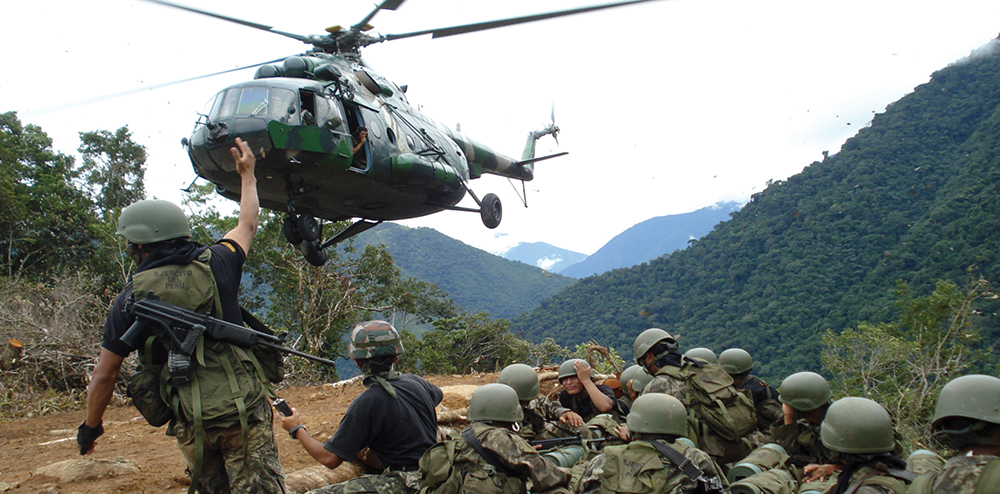 Miembros del Ejército del Perú, pertenecientes al Comando Especial VRAEM, realizan operaciones no sólo contra los remanentes de Sendero Luminoso, sino también contra el narcotráfico en los valles de los ríos Apurímac, Ene y Mantaro. (Foto: Ejército del Perú)