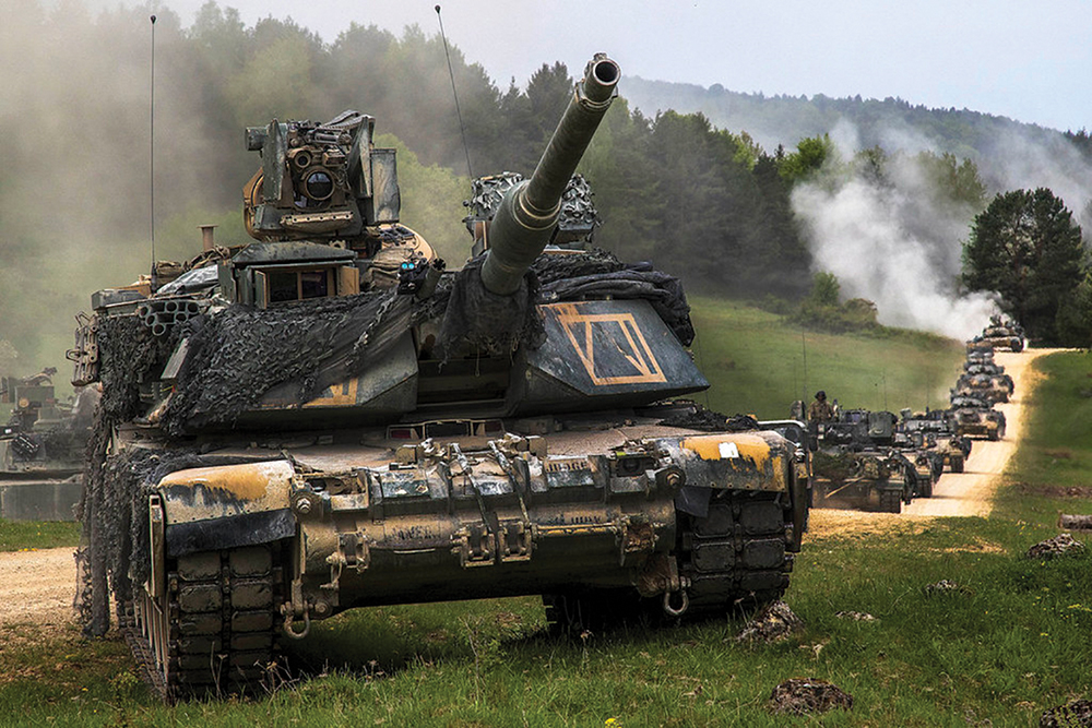 Maniobra con elementos blindados del Ejército el 2 de mayo de 2018 como parte del Combined Resolved, un ejercicio que se realiza dos veces al año en el Área de Entrenamiento de Hohenfels, Alemania. (Foto: Especialista Andrew McNeil, Ejército de Estados Unidos)